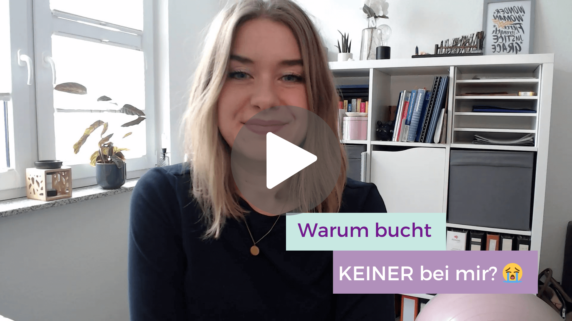 Selbstständige Frau vor Bücherregal grübelt über die Frage: Warum bucht niemand bei mir? Klicken für Video mit Tipps zur Kundengewinnung und Mindset-Änderung, um eine Umsatzsteigerung zu erzielen.