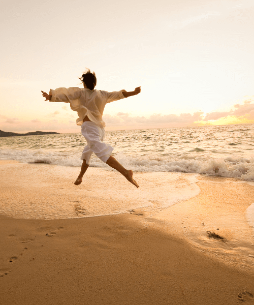 grow-glow-veranstaltung-fuer-frauen-persoenlichkeitsentwicklung-schoenheit (1) Frau am Strand, die nach dem Event Glow & Grow voller Leichtigkeit und Freude ist.