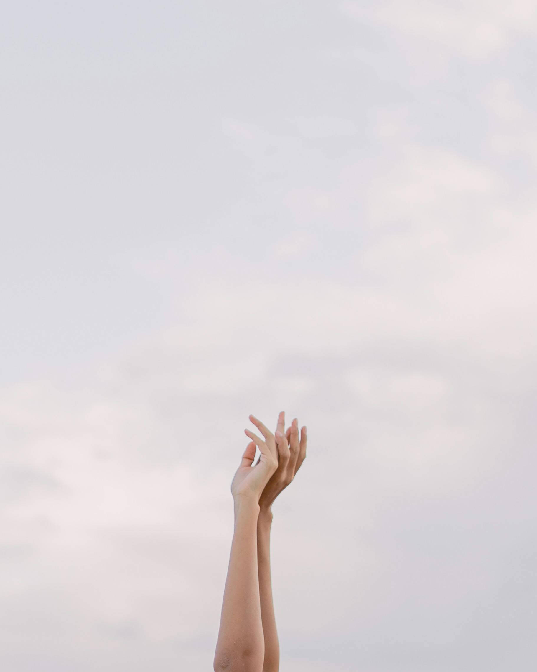 janine-huenten-coaching-business-coaching-mentoring-selbstaendige-frauen-hochsensibilität Arme, die zum Erfolg im Himmel greifen. Was alles mit einem Coaching möglich ist.
